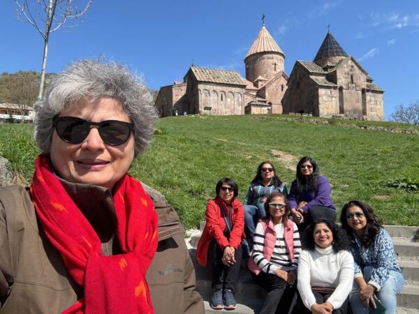 women travel trip