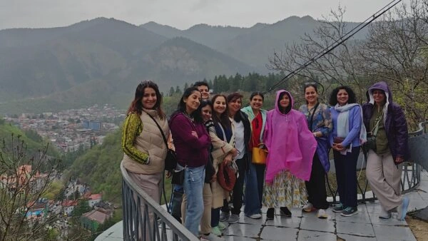 women travel trip