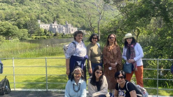 women travel trip